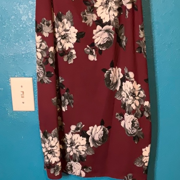 Short, burgundy flower dress, size 3x - Picture 2 of 3